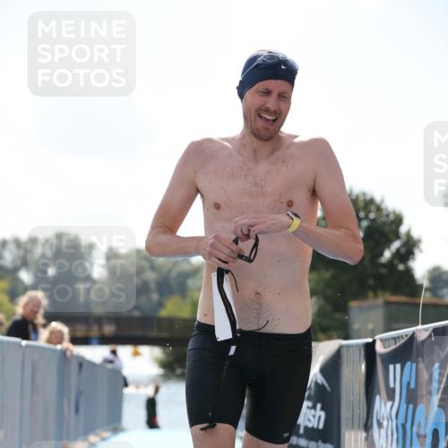 25.08.2024 - Elbe Triathlon Hamburg H.Heesch http://msf.ph/oto/6850694 25.08.2024 15:19:13 Schwimmen  meine-sportfotos.de