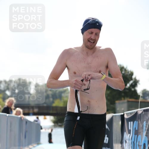 25.08.2024 - Elbe Triathlon Hamburg H.Heesch http://msf.ph/oto/6850704 25.08.2024 15:19:13 Schwimmen  meine-sportfotos.de