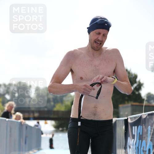 25.08.2024 - Elbe Triathlon Hamburg H.Heesch http://msf.ph/oto/6850707 25.08.2024 15:19:13 Schwimmen  meine-sportfotos.de