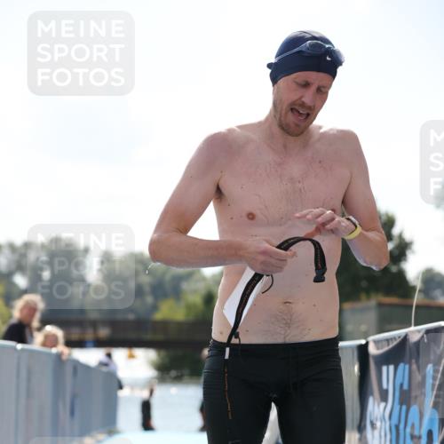 25.08.2024 - Elbe Triathlon Hamburg H.Heesch http://msf.ph/oto/6850712 25.08.2024 15:19:13 Schwimmen  meine-sportfotos.de
