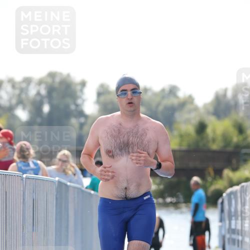 25.08.2024 - Elbe Triathlon Hamburg H.Heesch http://msf.ph/oto/6850902 25.08.2024 15:20:11 Schwimmen  meine-sportfotos.de