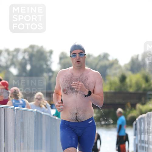 25.08.2024 - Elbe Triathlon Hamburg H.Heesch http://msf.ph/oto/6850919 25.08.2024 15:20:11 Schwimmen  meine-sportfotos.de