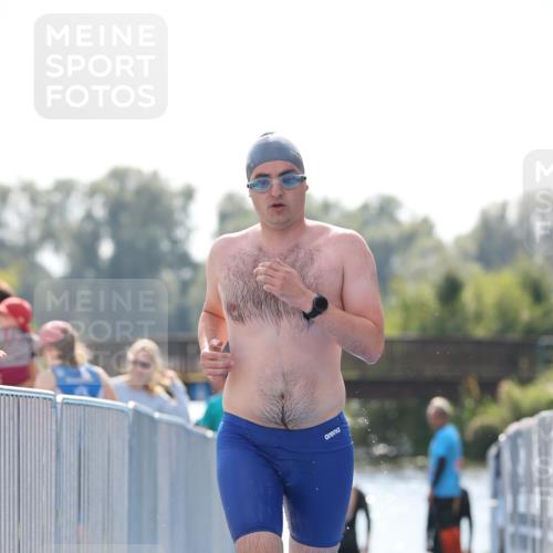 25.08.2024 - Elbe Triathlon Hamburg H.Heesch http://msf.ph/oto/6850930 25.08.2024 15:20:11 Schwimmen  meine-sportfotos.de