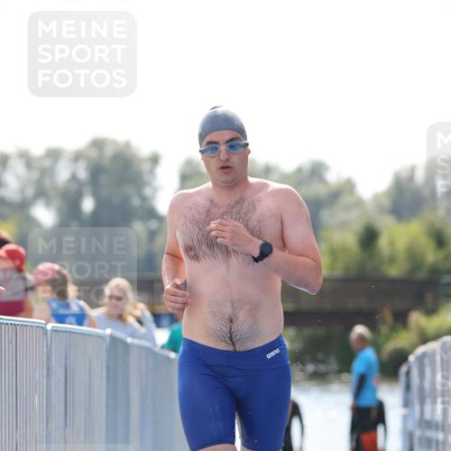 25.08.2024 - Elbe Triathlon Hamburg H.Heesch http://msf.ph/oto/6850936 25.08.2024 15:20:11 Schwimmen  meine-sportfotos.de