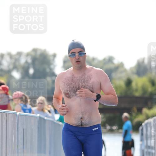 25.08.2024 - Elbe Triathlon Hamburg H.Heesch http://msf.ph/oto/6850951 25.08.2024 15:20:11 Schwimmen  meine-sportfotos.de