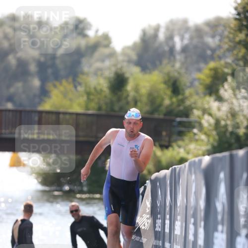 25.08.2024 - Elbe Triathlon Hamburg H.Heesch http://msf.ph/oto/6850960 25.08.2024 15:21:18 Schwimmen  meine-sportfotos.de