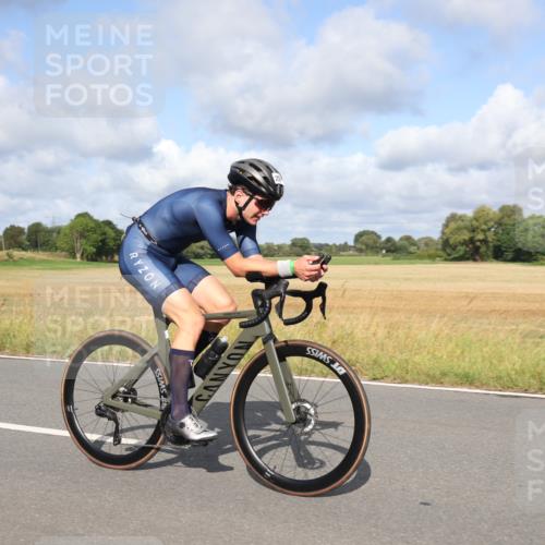 25.08.2024 - Elbe Triathlon Hamburg Fuchs,  Jonas http://msf.ph/oto/6850980 25.08.2024 09:56:51 Radfahren 421, 328, 200, 1850, 224, 396 meine-sportfotos.de