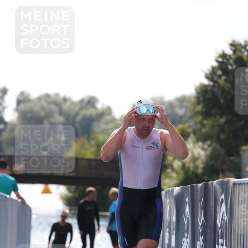 25.08.2024 - Elbe Triathlon Hamburg H.Heesch http://msf.ph/oto/6851028 25.08.2024 15:21:21 Schwimmen  meine-sportfotos.de