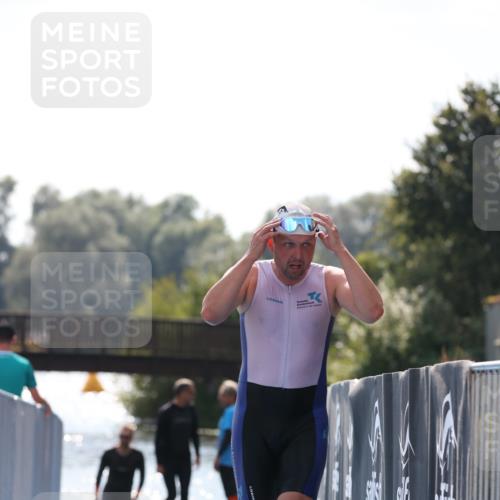 25.08.2024 - Elbe Triathlon Hamburg H.Heesch http://msf.ph/oto/6851033 25.08.2024 15:21:22 Schwimmen  meine-sportfotos.de