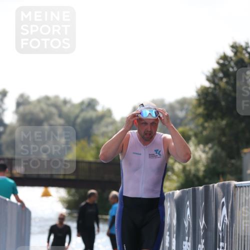 25.08.2024 - Elbe Triathlon Hamburg H.Heesch http://msf.ph/oto/6851040 25.08.2024 15:21:22 Schwimmen  meine-sportfotos.de