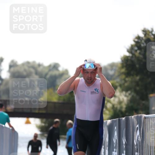 25.08.2024 - Elbe Triathlon Hamburg H.Heesch http://msf.ph/oto/6851052 25.08.2024 15:21:22 Schwimmen  meine-sportfotos.de