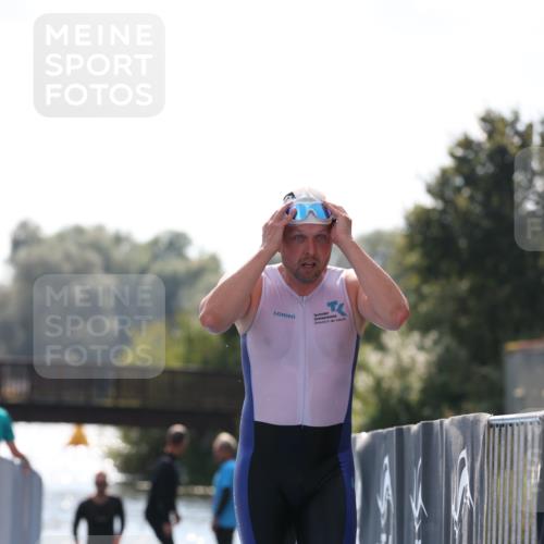 25.08.2024 - Elbe Triathlon Hamburg H.Heesch http://msf.ph/oto/6851084 25.08.2024 15:21:22 Schwimmen  meine-sportfotos.de