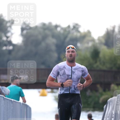 25.08.2024 - Elbe Triathlon Hamburg H.Heesch http://msf.ph/oto/6851107 25.08.2024 15:24:00 Schwimmen  meine-sportfotos.de