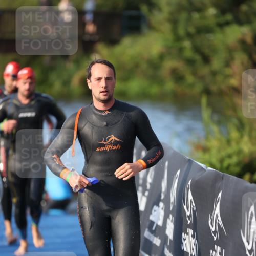 25.08.2024 - Elbe Triathlon Hamburg H.Heesch http://msf.ph/oto/6851117 25.08.2024 08:59:11 Schwimmen 202, 203, 204, 237, 261, 275, 285, 298, 310, 316, 322 meine-sportfotos.de