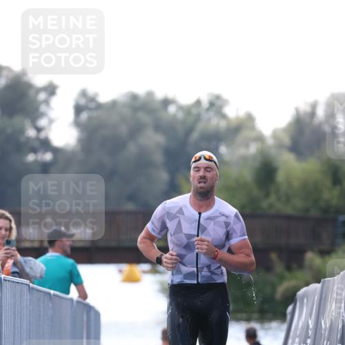 25.08.2024 - Elbe Triathlon Hamburg H.Heesch http://msf.ph/oto/6851119 25.08.2024 15:24:00 Schwimmen  meine-sportfotos.de