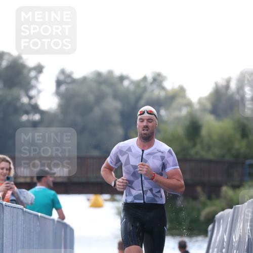 25.08.2024 - Elbe Triathlon Hamburg H.Heesch http://msf.ph/oto/6851123 25.08.2024 15:24:00 Schwimmen  meine-sportfotos.de