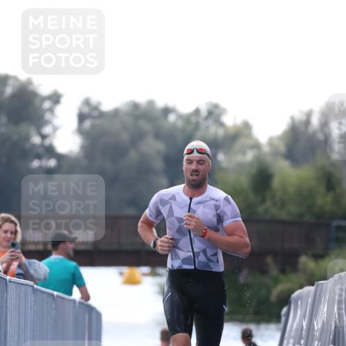 25.08.2024 - Elbe Triathlon Hamburg H.Heesch http://msf.ph/oto/6851129 25.08.2024 15:24:00 Schwimmen  meine-sportfotos.de