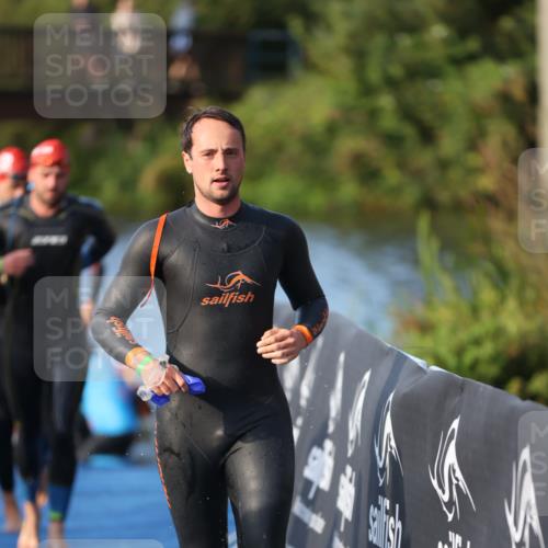 25.08.2024 - Elbe Triathlon Hamburg H.Heesch http://msf.ph/oto/6851137 25.08.2024 08:59:11 Schwimmen 202, 203, 204, 237, 261, 275, 285, 298, 310, 316, 322 meine-sportfotos.de