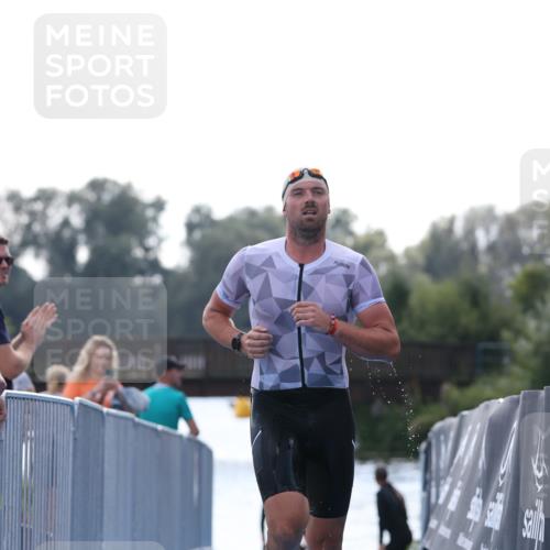 25.08.2024 - Elbe Triathlon Hamburg H.Heesch http://msf.ph/oto/6851161 25.08.2024 15:24:01 Schwimmen  meine-sportfotos.de