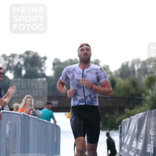 25.08.2024 - Elbe Triathlon Hamburg H.Heesch http://msf.ph/oto/6851167 25.08.2024 15:24:01 Schwimmen  meine-sportfotos.de