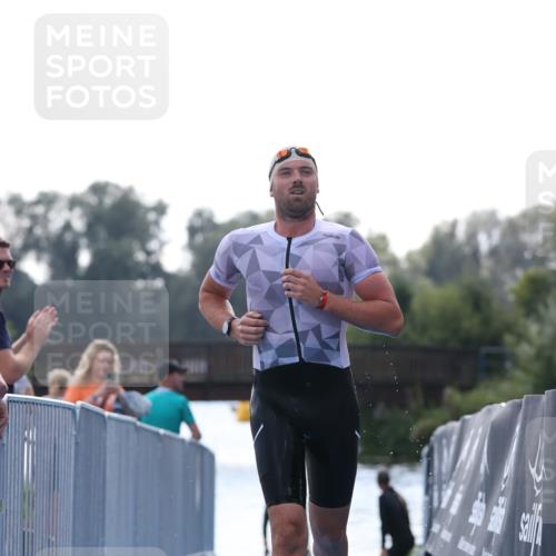 25.08.2024 - Elbe Triathlon Hamburg H.Heesch http://msf.ph/oto/6851171 25.08.2024 15:24:02 Schwimmen  meine-sportfotos.de