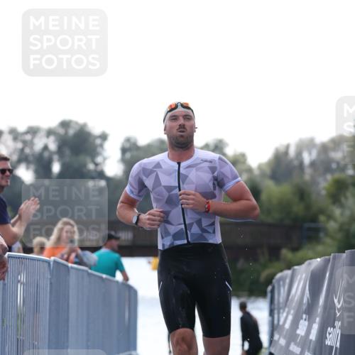 25.08.2024 - Elbe Triathlon Hamburg H.Heesch http://msf.ph/oto/6851178 25.08.2024 15:24:02 Schwimmen  meine-sportfotos.de