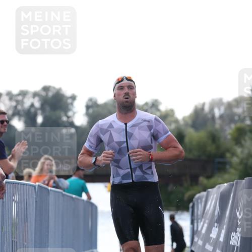 25.08.2024 - Elbe Triathlon Hamburg H.Heesch http://msf.ph/oto/6851184 25.08.2024 15:24:02 Schwimmen  meine-sportfotos.de