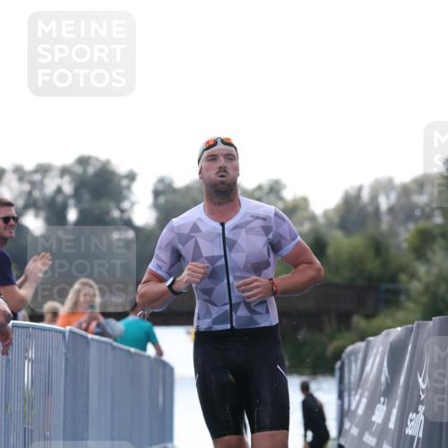 25.08.2024 - Elbe Triathlon Hamburg H.Heesch http://msf.ph/oto/6851190 25.08.2024 15:24:02 Schwimmen  meine-sportfotos.de