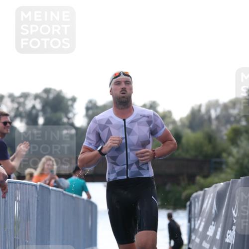 25.08.2024 - Elbe Triathlon Hamburg H.Heesch http://msf.ph/oto/6851197 25.08.2024 15:24:02 Schwimmen  meine-sportfotos.de