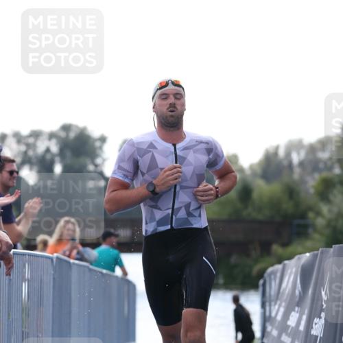 25.08.2024 - Elbe Triathlon Hamburg H.Heesch http://msf.ph/oto/6851207 25.08.2024 15:24:02 Schwimmen  meine-sportfotos.de