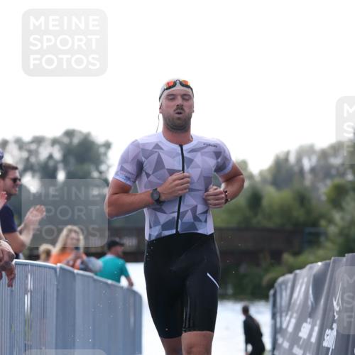 25.08.2024 - Elbe Triathlon Hamburg H.Heesch http://msf.ph/oto/6851213 25.08.2024 15:24:02 Schwimmen  meine-sportfotos.de