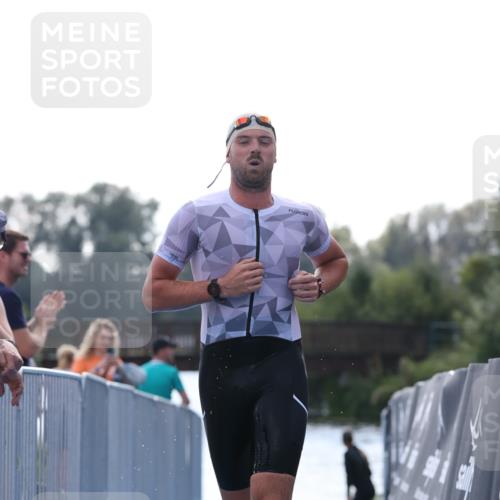 25.08.2024 - Elbe Triathlon Hamburg H.Heesch http://msf.ph/oto/6851221 25.08.2024 15:24:02 Schwimmen  meine-sportfotos.de