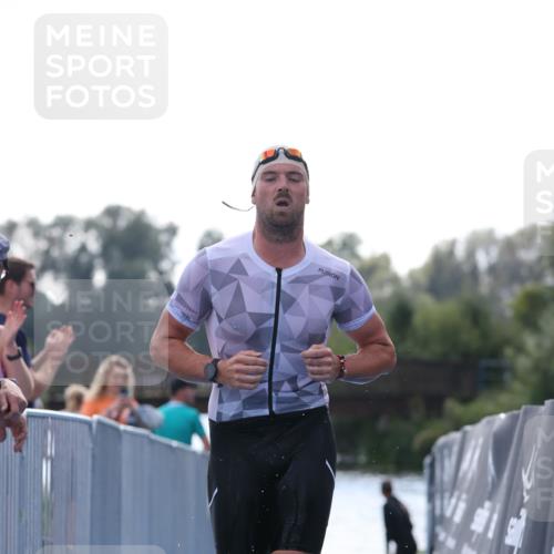 25.08.2024 - Elbe Triathlon Hamburg H.Heesch http://msf.ph/oto/6851232 25.08.2024 15:24:02 Schwimmen  meine-sportfotos.de