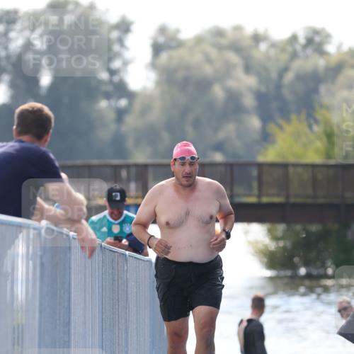25.08.2024 - Elbe Triathlon Hamburg H.Heesch http://msf.ph/oto/6851266 25.08.2024 15:24:45 Schwimmen  meine-sportfotos.de