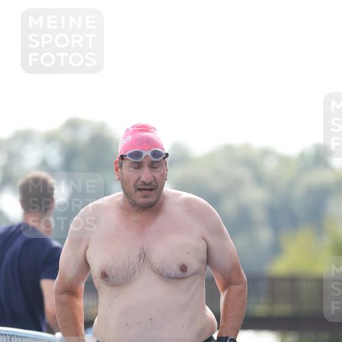 25.08.2024 - Elbe Triathlon Hamburg H.Heesch http://msf.ph/oto/6851337 25.08.2024 15:24:49 Schwimmen  meine-sportfotos.de