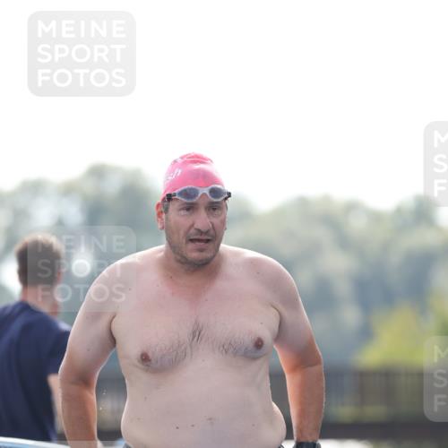 25.08.2024 - Elbe Triathlon Hamburg H.Heesch http://msf.ph/oto/6851347 25.08.2024 15:24:49 Schwimmen  meine-sportfotos.de