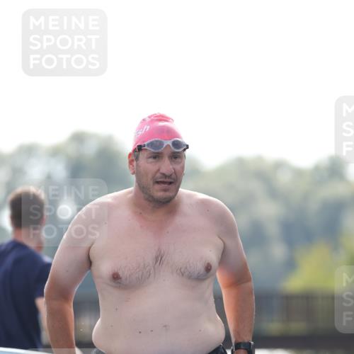 25.08.2024 - Elbe Triathlon Hamburg H.Heesch http://msf.ph/oto/6851355 25.08.2024 15:24:49 Schwimmen  meine-sportfotos.de