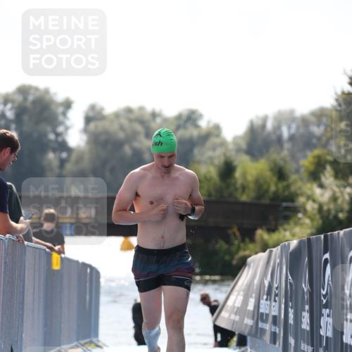 25.08.2024 - Elbe Triathlon Hamburg H.Heesch http://msf.ph/oto/6851438 25.08.2024 15:25:38 Schwimmen  meine-sportfotos.de