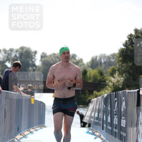 25.08.2024 - Elbe Triathlon Hamburg H.Heesch http://msf.ph/oto/6851465 25.08.2024 15:25:39 Schwimmen  meine-sportfotos.de