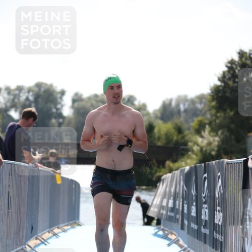 25.08.2024 - Elbe Triathlon Hamburg H.Heesch http://msf.ph/oto/6851472 25.08.2024 15:25:39 Schwimmen  meine-sportfotos.de