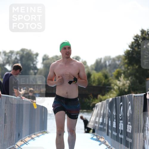 25.08.2024 - Elbe Triathlon Hamburg H.Heesch http://msf.ph/oto/6851478 25.08.2024 15:25:39 Schwimmen  meine-sportfotos.de