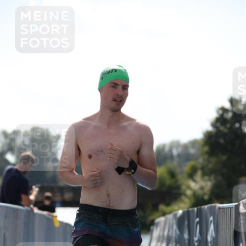 25.08.2024 - Elbe Triathlon Hamburg H.Heesch http://msf.ph/oto/6851486 25.08.2024 15:25:40 Schwimmen  meine-sportfotos.de