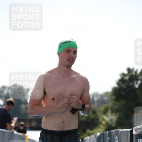 25.08.2024 - Elbe Triathlon Hamburg H.Heesch http://msf.ph/oto/6851511 25.08.2024 15:25:40 Schwimmen  meine-sportfotos.de