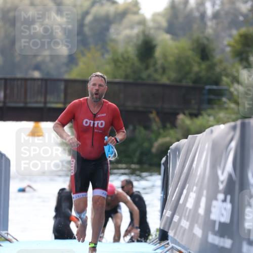 25.08.2024 - Elbe Triathlon Hamburg H.Heesch http://msf.ph/oto/6851549 25.08.2024 15:26:52 Schwimmen  meine-sportfotos.de