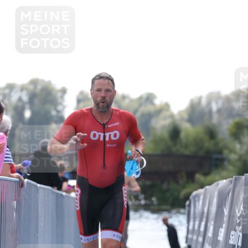 25.08.2024 - Elbe Triathlon Hamburg H.Heesch http://msf.ph/oto/6851603 25.08.2024 15:26:56 Schwimmen  meine-sportfotos.de