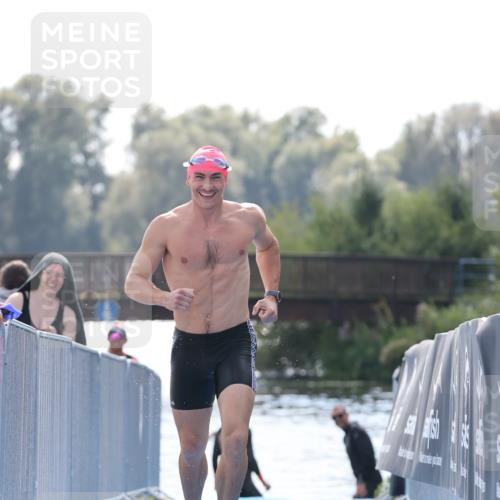 25.08.2024 - Elbe Triathlon Hamburg H.Heesch http://msf.ph/oto/6851718 25.08.2024 15:26:59 Schwimmen  meine-sportfotos.de