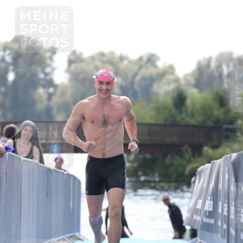 25.08.2024 - Elbe Triathlon Hamburg H.Heesch http://msf.ph/oto/6851723 25.08.2024 15:26:59 Schwimmen  meine-sportfotos.de