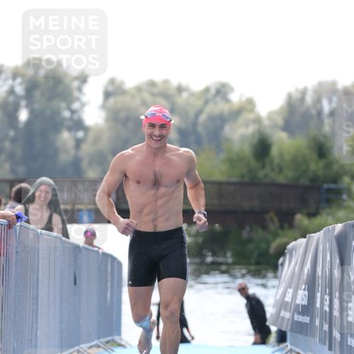 25.08.2024 - Elbe Triathlon Hamburg H.Heesch http://msf.ph/oto/6851727 25.08.2024 15:26:59 Schwimmen  meine-sportfotos.de