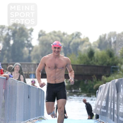 25.08.2024 - Elbe Triathlon Hamburg H.Heesch http://msf.ph/oto/6851732 25.08.2024 15:26:59 Schwimmen  meine-sportfotos.de