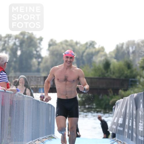 25.08.2024 - Elbe Triathlon Hamburg H.Heesch http://msf.ph/oto/6851748 25.08.2024 15:26:59 Schwimmen  meine-sportfotos.de